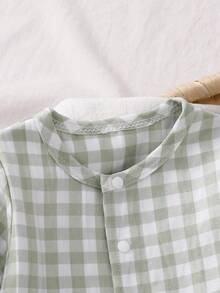 SHEIN 2件組 秋冬新生女嬰居家服 時尚清新可愛 綠色與白色格紋領口袖口及腳口拼接 優雅白色蕾絲連身衣與帽子套裝 - 綠色 - 查看 7