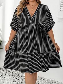 SHEIN CURVE+ CURVE+ 大尺碼極簡 V 條紋 A 字夏季洋裝，波希米亞風度假穿搭，女款沙灘裝/沙灘洋裝/海邊度假穿著/海邊必備/畢業典禮/下午茶派對洋裝/鄉村風/海邊度假穿著/沙灘裝/沙灘服飾 - 黑與白 - 查看 9