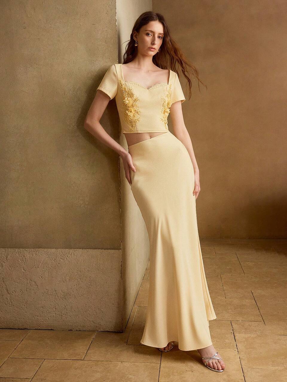 WOMEN'S ROMANTIC ELEGANT 3D FLORAL APPLIQUE & BEADED DECOR SWEETHEART NECKLINE CROPPED TOP AND MERMAID SKIRT 2-PIECES SET