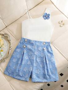 SHEIN 春/夏 2件組青少年女孩服裝套裝，無袖背心 + 藍色短褲，背心配細肩帶與胸前藍色花卉裝飾，清新甜美風格；藍色短褲採用提花布料，配珍珠裝飾與藍色抽繩 - 藍色 - 查看 4