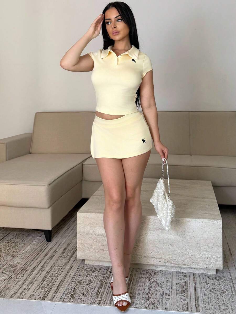 Vassilux 女款休閒極簡 Polo 領馬刺繡修身 T 恤 + 低腰迷你裙褲套裝 夏季優雅 - 淡黃色 - 查看 1