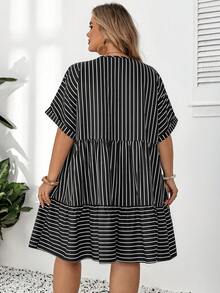 SHEIN CURVE+ CURVE+ 大尺碼極簡 V 條紋 A 字夏季洋裝，波希米亞風度假穿搭，女款沙灘裝/沙灘洋裝/海邊度假穿著/海邊必備/畢業典禮/下午茶派對洋裝/鄉村風/海邊度假穿著/沙灘裝/沙灘服飾 - 黑與白 - 查看 2