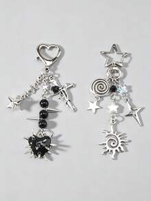ROMWE Goth 2 Piezas/Set Llaveros de Pareja Góticos con Remaches, Cuentas, Vórtices, Sol, Estrellas, Cruces, Corazones de Espinas Oscuras, Decoración para Bolsos - Negro A - Ver 1