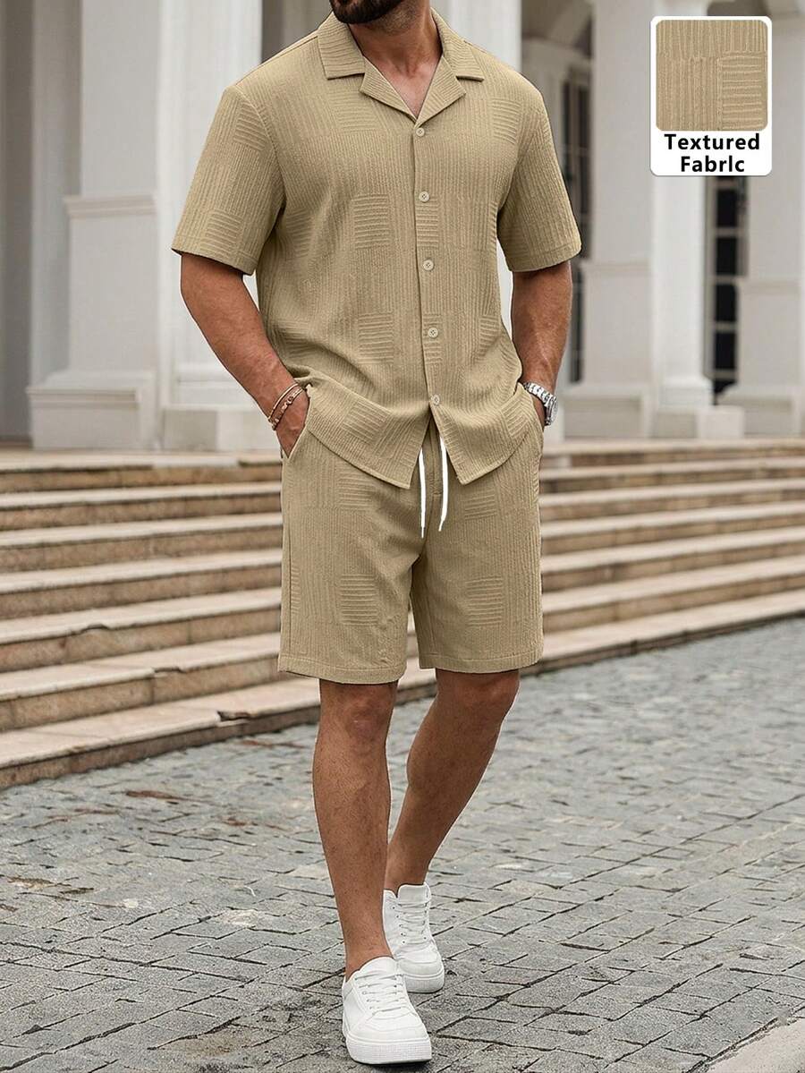 Manfinity CasualCool 男士純色舒適不對稱提花條紋布料短袖襯衫與抽繩鬆緊腰短褲套裝,休閒度假、朋友約會、雞尾酒會、沙龍、聚會、晚餐、日常辦公、極簡商務,特別適合春秋季節,非常適合個人穿著或送禮給朋友 - 卡其色 - 查看 1