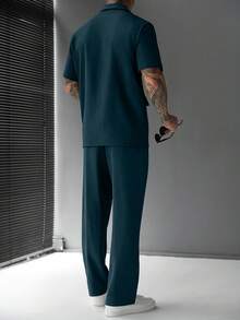SLATEMANN 男士舒適純色布料大領單扣雙口袋短袖襯衫搭配抽繩鬆緊腰長褲套裝，休閒度假、朋友約會、雞尾酒會、沙龍、聚會、日常辦公、極簡商務，特別適合春夏穿著，適合自穿或送給朋友 - 墨綠色 - 查看 2