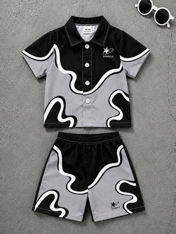 Conjunto de camisa y pantalones cortos para niños con estampado de ondas abstractas en bloques de color negro, gris y blanco, con patrón de estrella "SPARKLE" en el pecho, estilo streetwear cool, conjunto de manga corta y pantalones cortos para niños, ropa para niños, conjunto de camisa para niños, estilo casual, estilo vintage americano