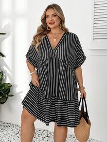 SHEIN CURVE+ CURVE+ 大尺碼極簡 V 條紋 A 字夏季洋裝，波希米亞風度假穿搭，女款沙灘裝/沙灘洋裝/海邊度假穿著/海邊必備/畢業典禮/下午茶派對洋裝/鄉村風/海邊度假穿著/沙灘裝/沙灘服飾 - 黑與白 - 查看 7