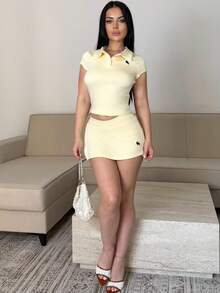 Vassilux 女款休閒極簡 Polo 領馬刺繡修身 T 恤 + 低腰迷你裙褲套裝 夏季優雅 - 淡黃色 - 查看 4