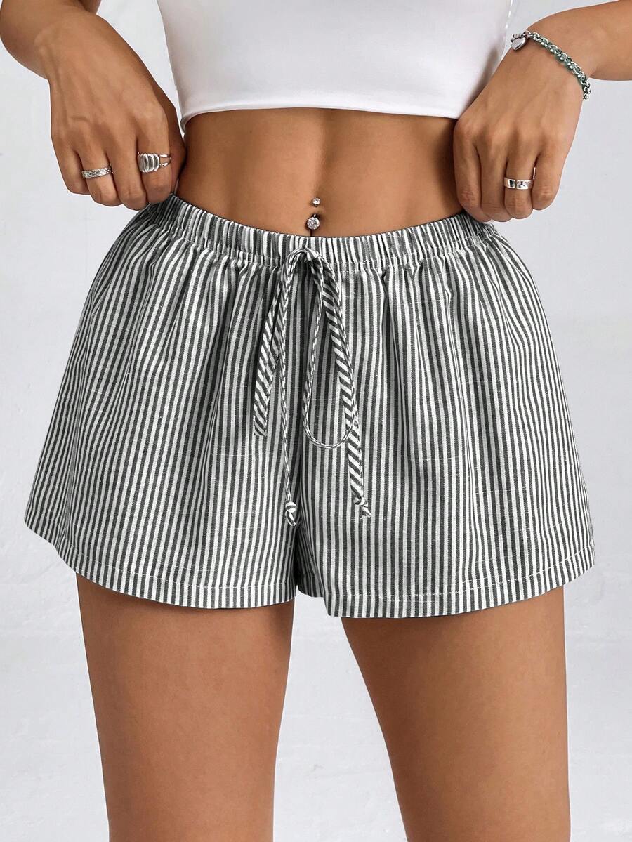 SHEIN PETITE 女款條紋低腰短褲,適合夏季度假海灘 - 黑與白 - 查看 1