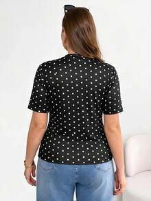 SHEIN Essnce 大尺碼女款春夏時尚休閒彈性舒適日常基礎百搭顯瘦黑色波點不對稱下擺短袖T恤，圓領上衣，波點上衣，外出上衣，極簡風格 - 黑色 - 查看 3