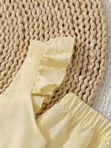SHEIN 女童 2 件套，清新奶油黃細肩帶荷葉袖上衣，拼接鏤空刺繡蕾絲下擺，搭配同色長褲，適合日常上學、公園散步、野餐、購物和拍照，淺黃色調清新顯白，溫柔韓風 - 黃色 - 查看 7