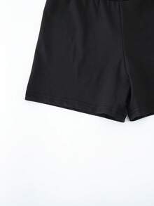 SHEIN Conjunto de pantalones cortos deportivos para niñas jóvenes, diseño con volantes y espalda descubierta, lazo cruzado multicapa con huecos en la espalda, pantalones cortos de cintura alta, top corto ajustado, adecuado para danza, fitness, actuaciones, uso diario al aire libre, atuendo casual - Negro - Ver 9