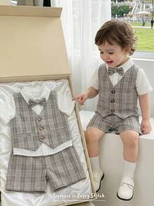 Cozy Pixies Conjunto de 3 piezas de traje para bebé niño y niña, estilo caballero, camisa blanca de manga corta tipo camiseta, chaleco y pantalones cortos, estampado de cuadros grises, adecuado para primavera y verano, estilo británico, para uso en casa y al aire libre, ideal para fiesta de cumpleaños, bautizo, celebración del primer cumpleaños, fiesta de noche, actuación, cena, boda y otras ocasiones - Gris - Ver 11