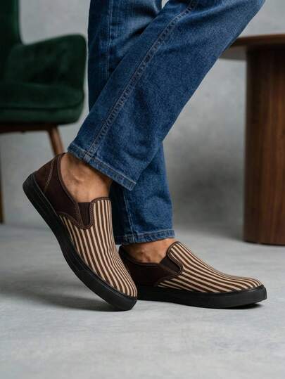 Descontinuado o Saldo, zapatilla estilo slip-on (o alpargata urbana), caracterizada por no tener agujetas ni cordones, lo que permite ponérsela y quitársela con total facilidad, corte lona.