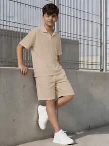 SHEIN 青少年男孩紋理短袖 Polo 衫與短褲休閒套裝 - 卡其色 - 查看 7