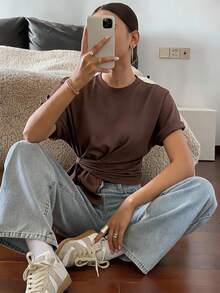 DAZY تي شيرت نسائي بلون سادة كاجوال برقبة دائرية وتصميم ملتوي من الأمام وأكمام قصيرة للصيف والمدرسة - قهوة بني - مشاهدة 13