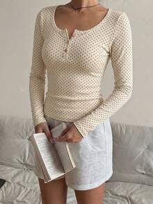 CovetEZ 休閒簡約淡黃色底淺棕色波點滿版印花女款修身鈕扣長袖T恤，適合秋冬 - 彩色 - 查看 4