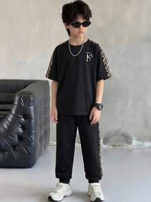 SHEIN 2件組兒童青少年男童休閒寬鬆舒適運動風圓領短袖上衣與長褲套裝，適合春夏季，經典小文字圖案印花，復古花卉側邊印花短褲上衣夏季套裝 - 黑色 - 查看 5