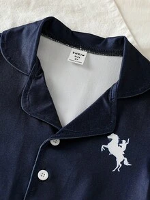 SHEIN 男童時尚休閒日常舒適極簡酷感親膚柔軟阻燃針織面料印花開襟短袖上衣與短褲睡衣套裝，2件式居家服 - 藍色 - 查看 7