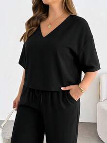 SHEIN Essnce 大尺碼女款春夏時尚休閒寬鬆涼爽舒適日常基礎百搭顯瘦V領短袖黑色短版上衣與寬腿褲兩件套，極簡風，戶外穿搭，夏季兩件套 - 黑色 - 查看 6