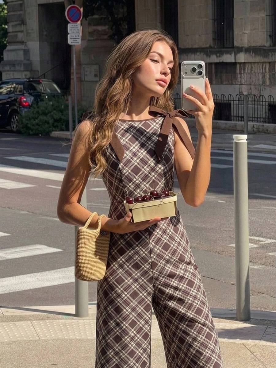 SHEIN MOD 女款格紋蝴蝶結裝飾無袖連身褲,棕色格紋,適合慕尼黑啤酒節、度假、夏季,法式歐風 - 棕色 - 查看 1
