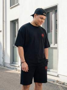 Manfinity EZcore 加大码男士休闲印花圆领短袖T恤短裤套装，夏季 - 黑色 - 查看 3