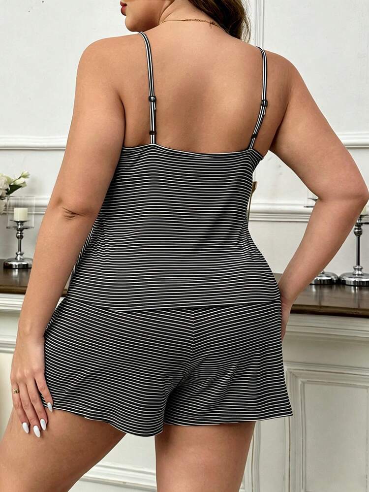 SHEIN طقم بيجامة نسائي مقاس كبير بتصميم كاميسول وشورت، مزين بالدانتيل والترقيع والخطوط، ملابس منزلية كاجوال للاستخدام اليومي - أبيض وأسود - مشاهدة 2