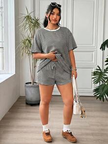 SHEIN EZwear 黑白休閒大尺碼女款條紋短袖T恤與短褲兩件套 - 黑與白 - 查看 5