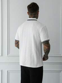 Manfinity CasualCool 男士針織提花純色紋理 Polo 衫，羅紋領口、袖口與下擺，黑色珠地布，3 顆黑色鈕扣 - 白色 - 查看 2