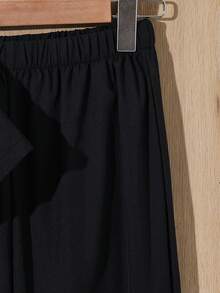 SHEIN 2件組兒童/青少年男孩休閒日常舒適立領開襟寬鬆短袖襯衫與直筒寬鬆長褲套裝 亞麻材質 男孩套裝 適合生日派對、晚宴、表演、婚禮、洗禮、開學典禮，適合日常穿著、上學、旅行、運動，適合春夏穿搭 - 黑色 - 查看 6