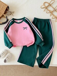 SHEIN LMoss Kids طقم كاجوال يومي للبنات الصغيرات من سويت شيرت بياقة دائرية وأكمام طويلة بنقشة فيونكة وتصميم كتل لونية مع بنطال رياضي لفصلي الخريف والشتاء - متعدد الألوان - مشاهدة 5