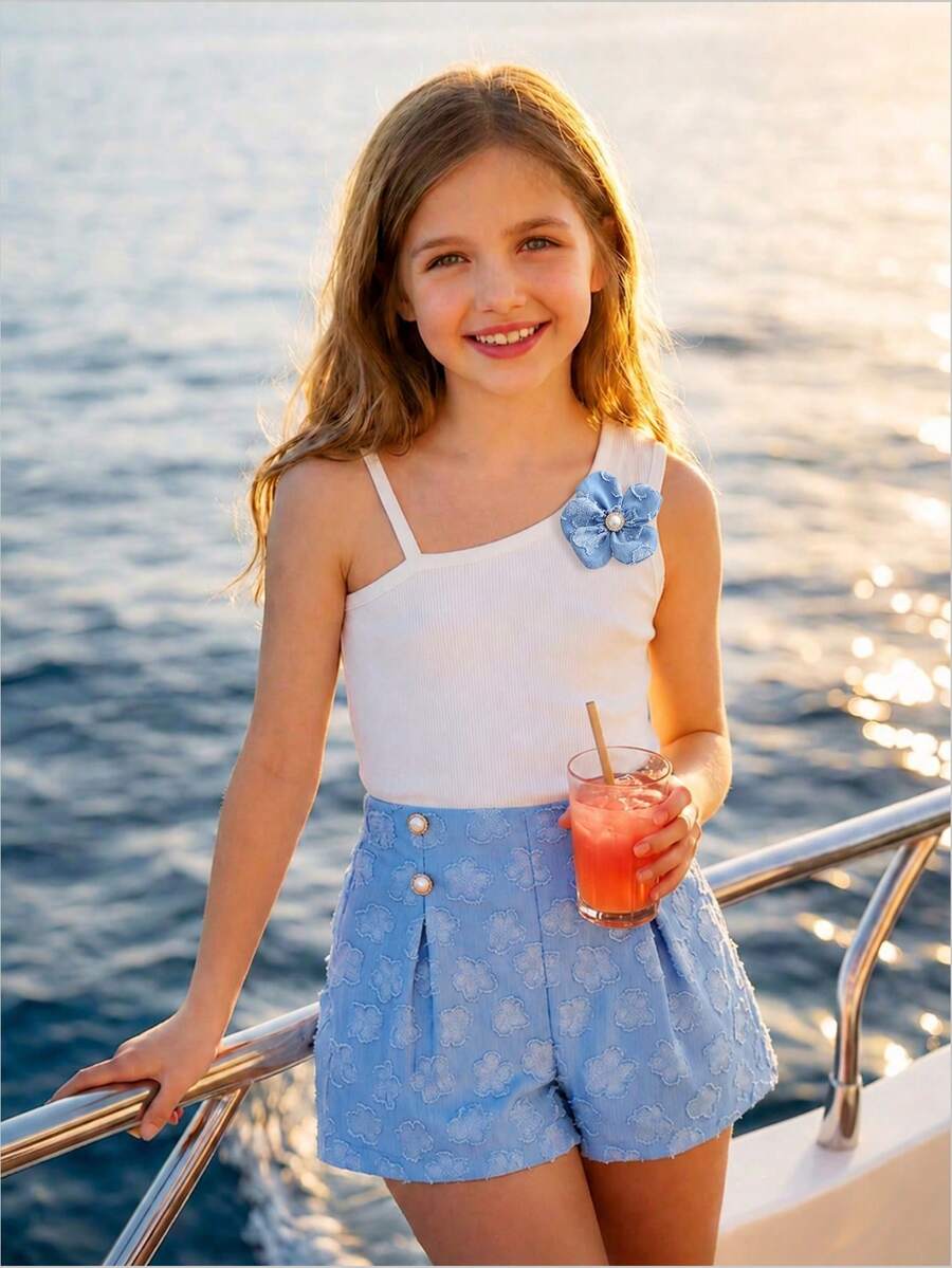 SHEIN 春/夏 2件組青少年女孩服裝套裝,無袖背心 + 藍色短褲,背心配細肩帶與胸前藍色花卉裝飾,清新甜美風格;藍色短褲採用提花布料,配珍珠裝飾與藍色抽繩 - 藍色 - 查看 1