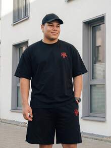 Manfinity EZcore 加大码男士休闲印花圆领短袖T恤短裤套装，夏季 - 黑色 - 查看 4