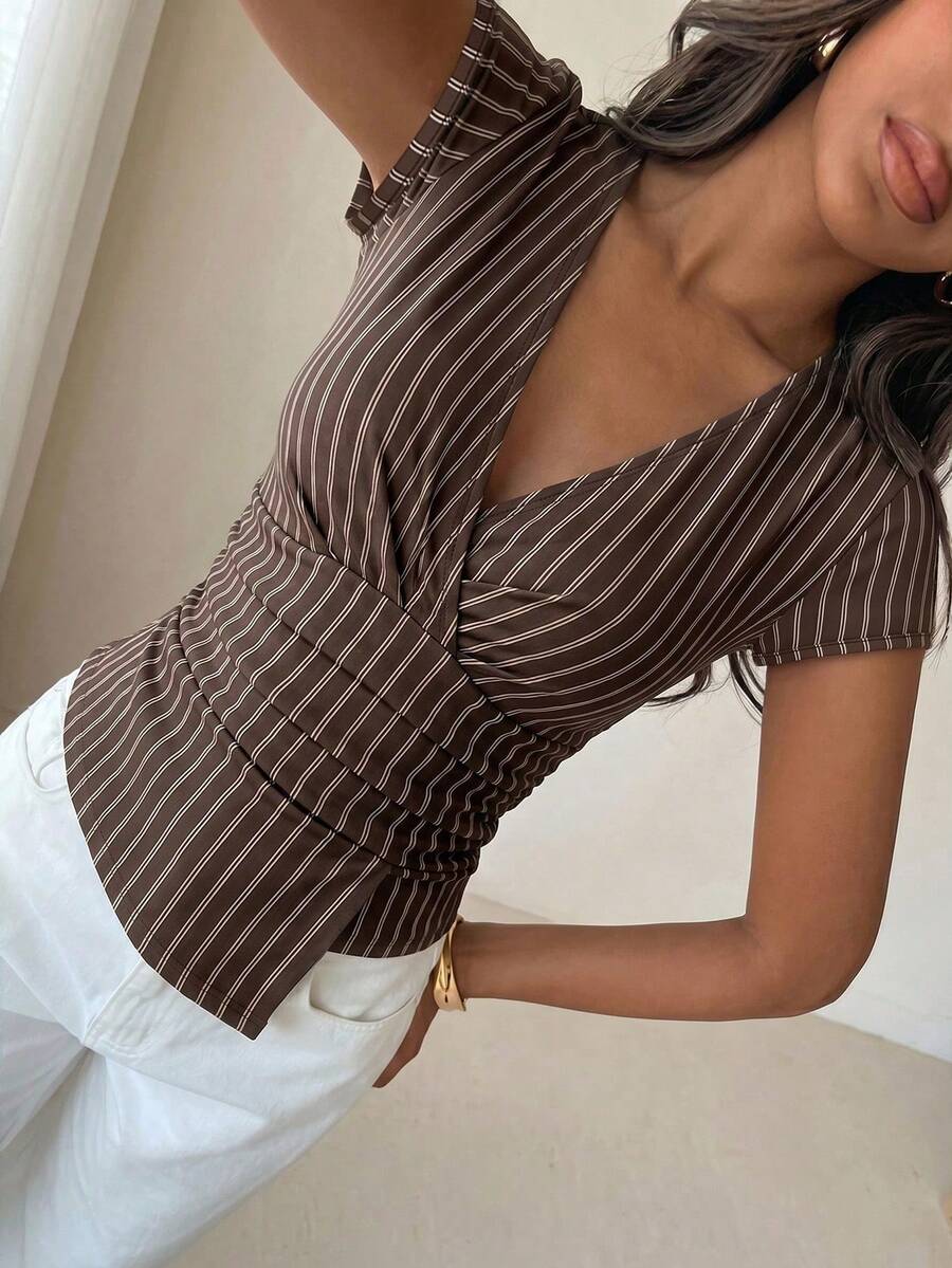 Aloruh 深V領百褶短袖小飛袖修身女款T恤,時尚通勤風腰部百褶不對稱下擺喇叭袖V領棕色條紋印花女上衣,夏季服飾,優雅百褶休閒女上衣 - 棕色 - 查看 1