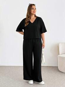 SHEIN Essnce 大尺碼女款春夏時尚休閒寬鬆涼爽舒適日常基礎百搭顯瘦V領短袖黑色短版上衣與寬腿褲兩件套，極簡風，戶外穿搭，夏季兩件套 - 黑色 - 查看 4
