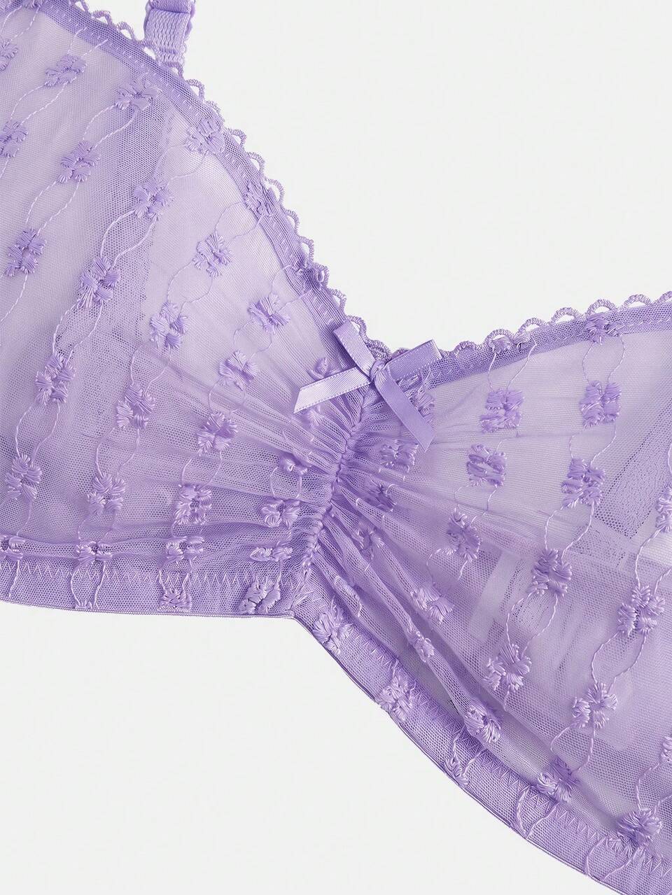 Conjunto de lencería color lila con encaje floral vertical, sujetador suave y tanga a juego, estilo lindo y romántico