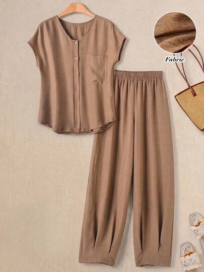 Rusticease Conjunto Feminino de Top com Decote em V, Manga Curta, Abotoamento Simples, Bolso, Barra Assimétrica e Calça Longa com Cintura Elástica em Cor Sólida
