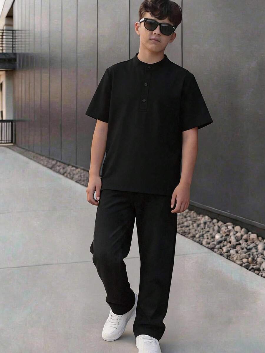 SHEIN 2件組兒童/青少年男孩休閒日常舒適立領開襟寬鬆短袖襯衫與直筒寬鬆長褲套裝 亞麻材質 男孩套裝 適合生日派對、晚宴、表演、婚禮、洗禮、開學典禮,適合日常穿著、上學、旅行、運動,適合春夏穿搭 - 黑色 - 查看 1