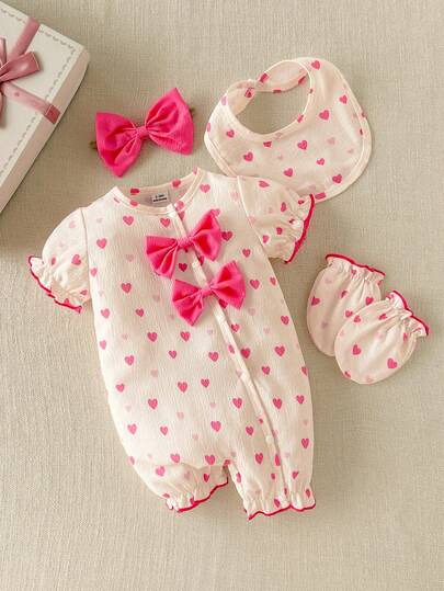 SHEIN Baby Girl Parent-Child Summer 4-Piece Set, Pink Heart Print Puff Sleeve Round Neck Front Opening Romper With Bow Headband + Gloves + Bib, 3D Bow Decor On Chest, Fashionable Versatile Cute Minimalist, Suitable For Baby Daily Casual Comfortable Wear, Outdoor Play Leisure Vacation Outfits, Newborn Gift Set