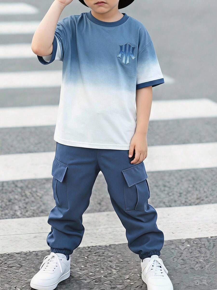 SHEIN 小男孩時尚圓領短袖T恤與長褲套裝,印花時尚字母圖案設計,適合假期聚會與派對,春夏秋季,舒適隨興,小男孩夏季首選,時尚休閒兩件套,春夏秋街頭穿搭,休閒返校聚會穿搭 - 彩色 - 查看 1