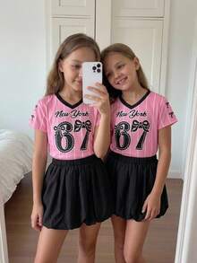 SHEIN Genkimix Kids 两件套女童字母标语印花V领粉色T恤搭配黑色碎花裙套装，活泼日常运动装，适合夏季穿着 - 玫紅色 - 查看 1