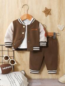SHEIN Playful Pals 新生兒休閒學院風拼接字母印花夾克與純色長褲套裝 - 棕色 - 查看 2