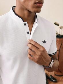 Manfinity Homme 男款皇冠印花對比飾邊半鈕扣領撞色白色商務休閒 Polo 衫，爸爸與男友禮物，適用於高爾夫、正式場合、典禮 - 白色 - 查看 4
