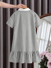 青少年女孩 Polo 領條紋刺繡圖案短袖中長洋裝，適合青少年女孩，對比色荷葉領花瓣袖印花洋裝，適合學校、戶外活動、購物，鈕扣洋裝童裝 - 黑與白 - 查看 6