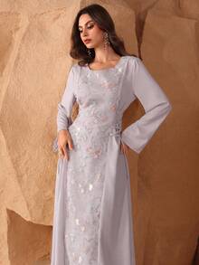 Al Najma 女款優雅圓領珠飾刺繡阿拉伯風連身裙，適合外出穿著 - 淺灰色 - 查看 7