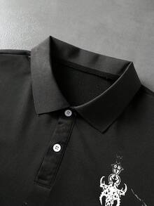 ROMWE MEN Goth 男士十字標語印花休閒百搭日常穿著短袖 Polo 衫 - 黑色 - 查看 4