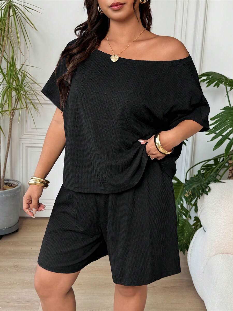 SHEIN EZwear 大尺碼女款純黑色極簡套裝 舒適露肩T恤與短褲 - 黑色 - 查看 1