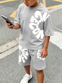 SHEIN 小男孩2件套T恤套裝，幼兒夏季時尚酷炫卡通不對稱字母印花短袖圓領T恤，搭配同款印花鬆緊腰短褲，腰部抽繩裝飾，柔軟彈性面料，寬鬆版型，春夏時尚幼兒T恤套裝，休閒舒適百搭，適合外出與街頭風格 - 淺灰色 - 查看 1