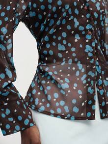 Aveloria Modichic Blusa de manga larga para mujer de verano y otoño, color azul café con contraste, asimétrica, pintada a mano con degradado y estampado de lunares, de gasa texturizada, cuello en V, ligeramente transparente, con puños con lazo y cintura fruncida, elegante, estilo old money, romántica, vintage, para ir a la oficina, moderna, para vacaciones, casual y versátil - Multicolor - Ver 4