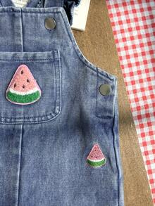 SHEIN Vintaside Kids 1件女嬰藍色牛仔休閒可愛刺繡花卉吊帶連身褲，適合外出與派對 - 粉色 - 查看 3